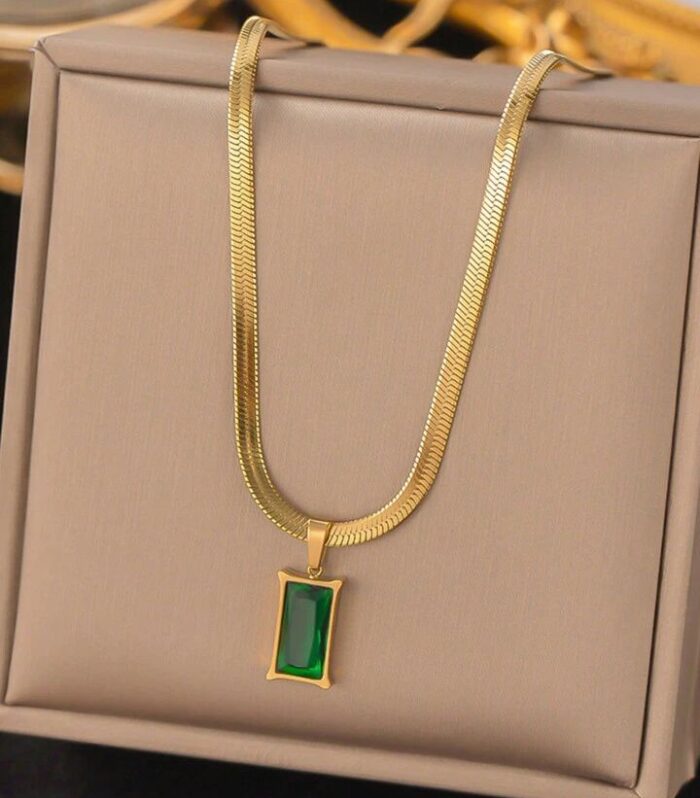 Emerald Green Stone Gold Necklace – Elegant Minimal Pendant Chain