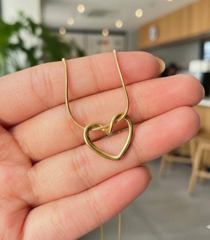 Minimal Gold Heart Necklace – Elegant Everyday Pendant Chain
